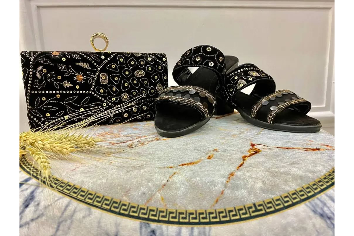 کیف-و-کفش-سنتی-با-پارچه-سوزن-دوزی-هندی