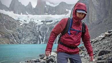 تصویر از کاپشن پر یا کاپشن ضدباران؟ کدوم برای طبیعت‌گردی بهتره