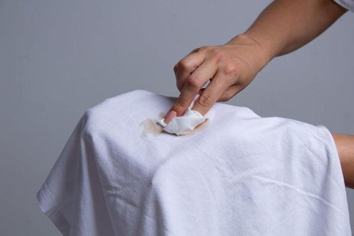 پاک کردن لکه عطر از لباس سفید مرحله سوم 