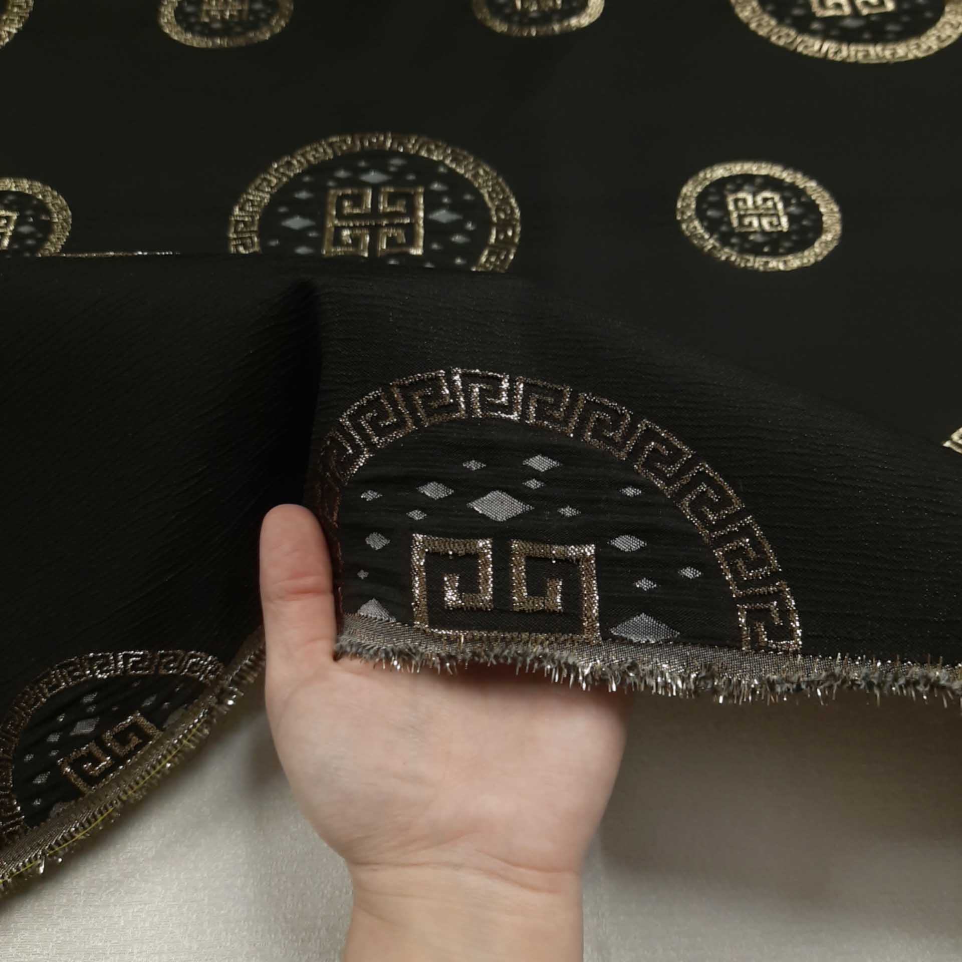 پارچه ژاکارد تافته ورساچه رنگ مشکی طلایی 