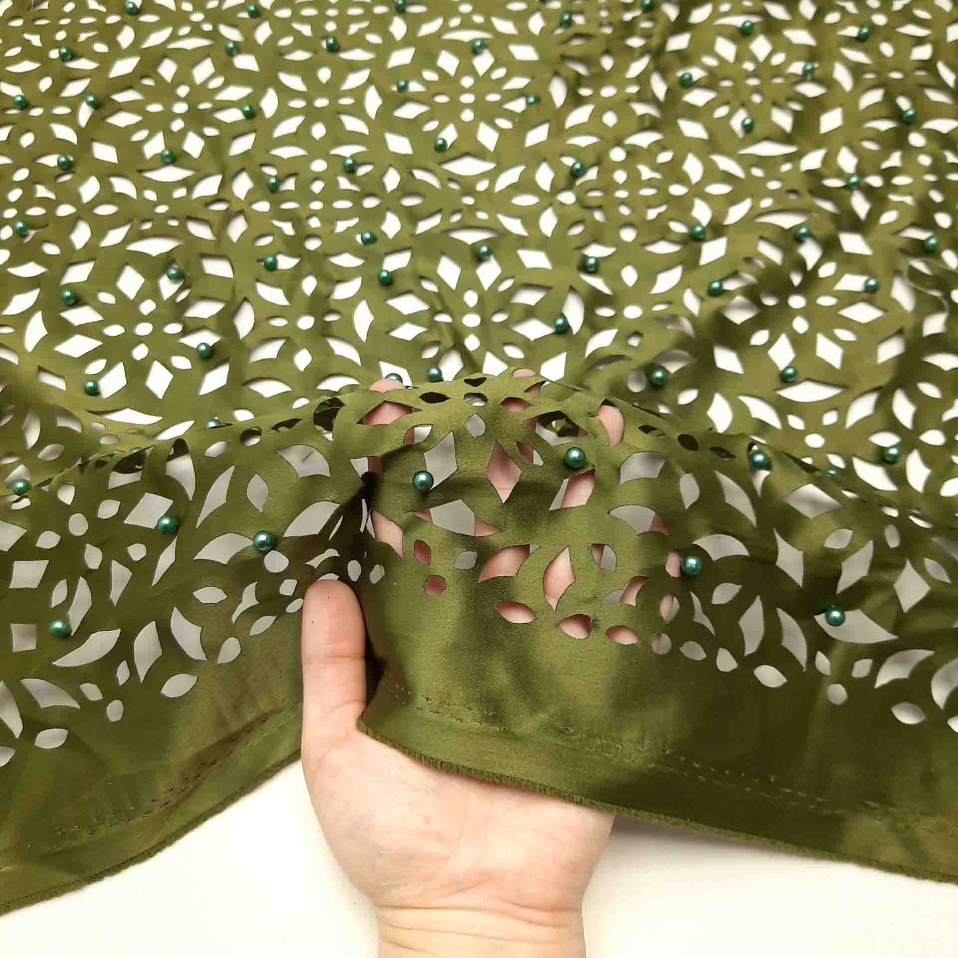 پارچه ساتن لیزکات مرواریددوزی رنگ زیتونی 