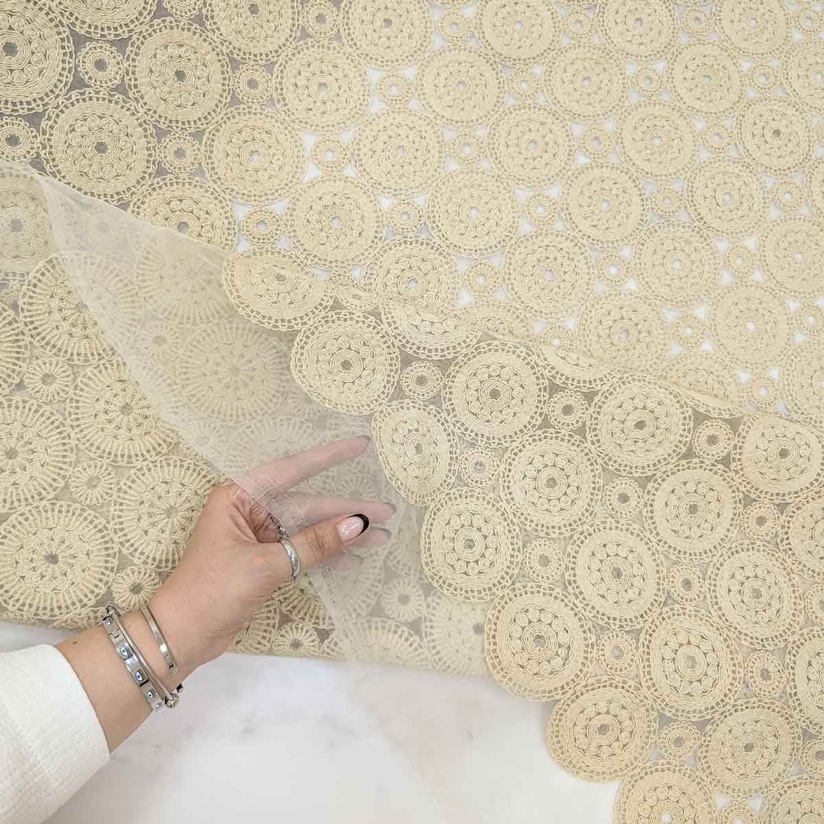 پارچه ارگانزا قلاب بافی رنگ نچرال 