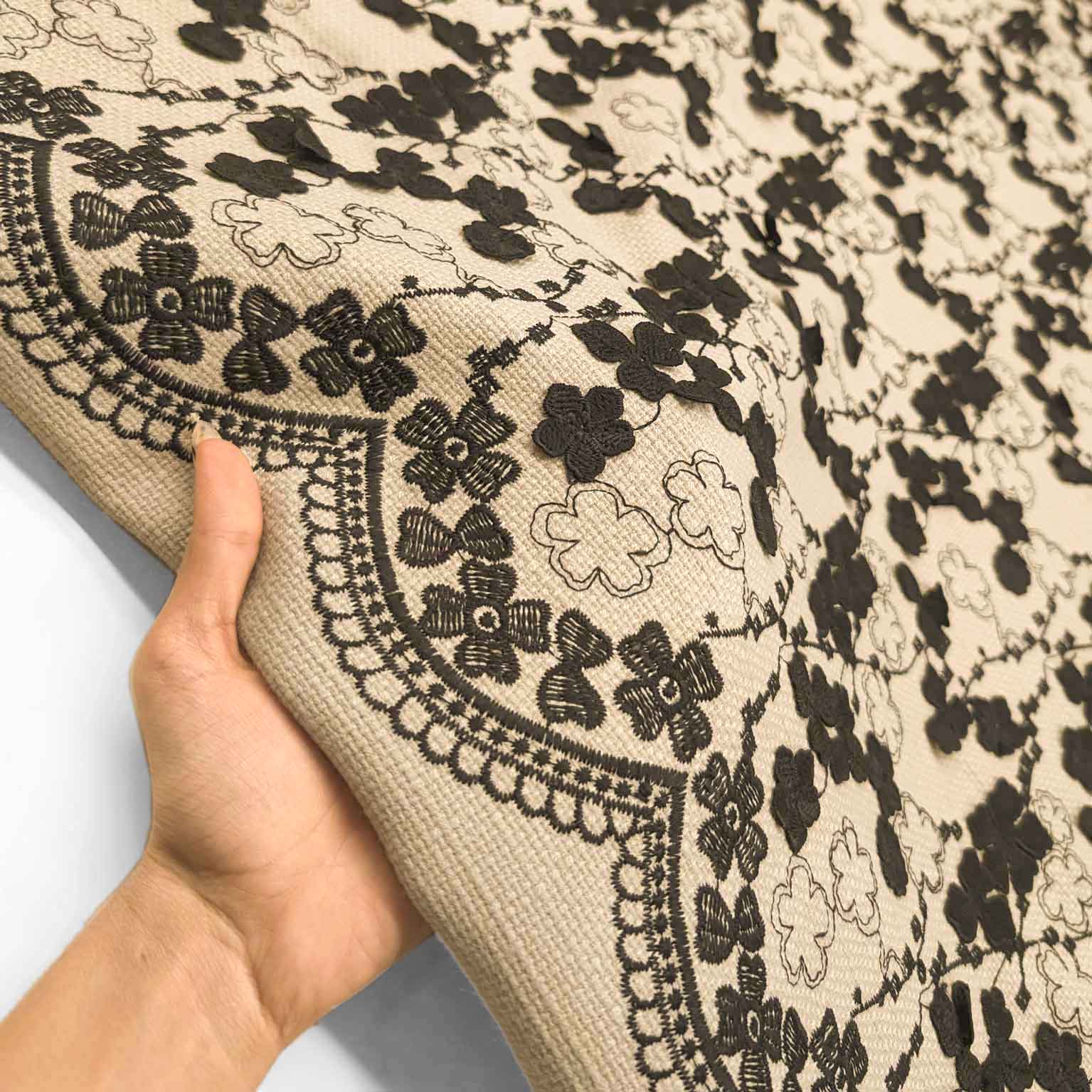 پارچه شانل اپلیکه رنگ نچرال مشکی 1 