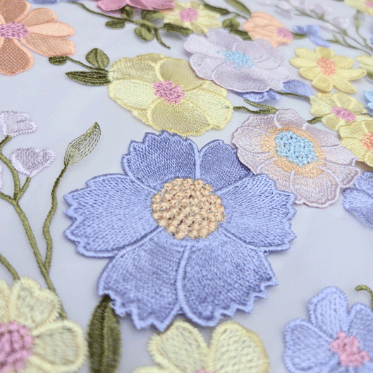 پارچه تور گلدوزی رنگ زمینه یاسی روشن 