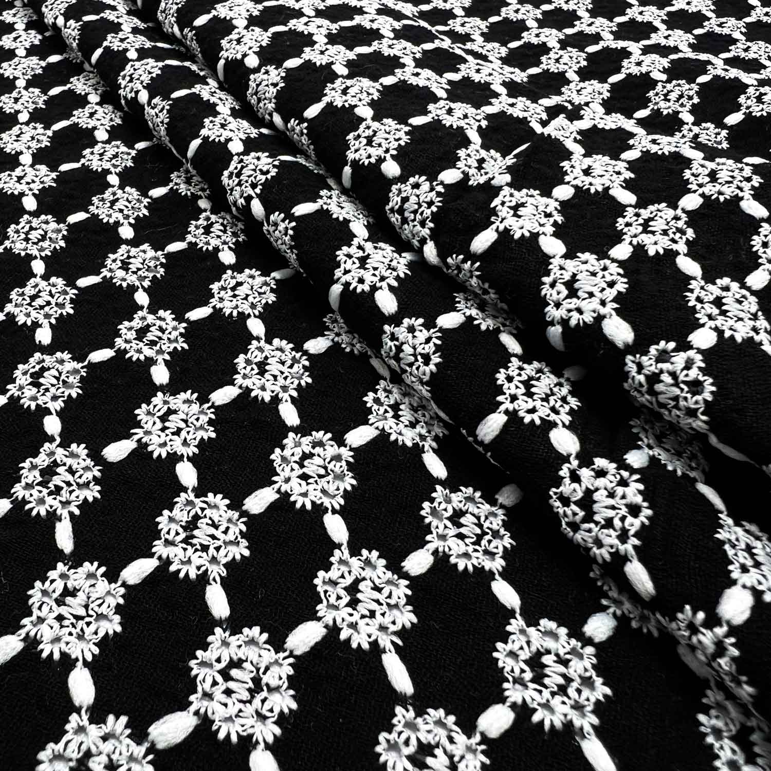 پارچه وال بوندینگ خامه دوزی رنگ سفید مشکی 