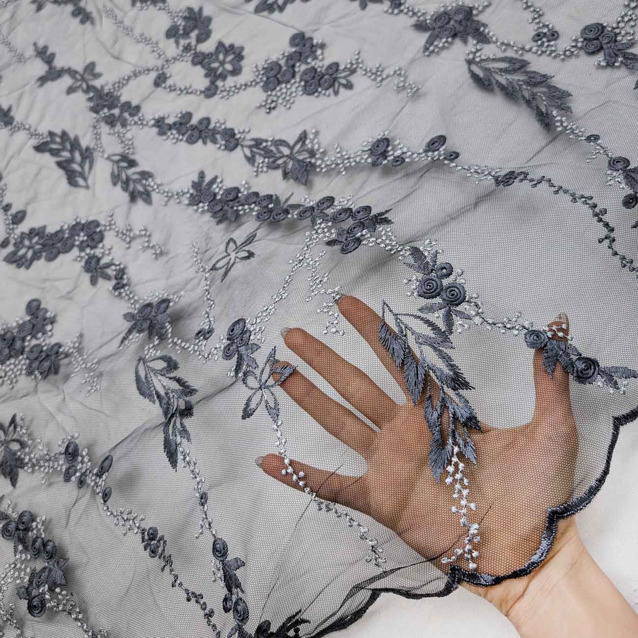 پارچه تور گلدوزی رنگ مشکی طوسی 