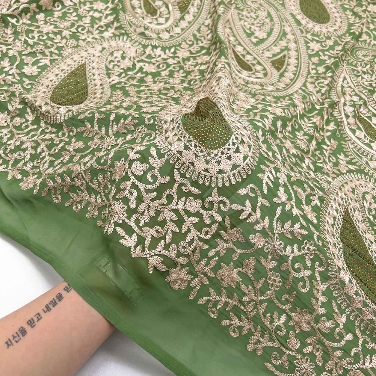 پارچه حریر سوزن دوزی هندی 5 رنگ فسفری 