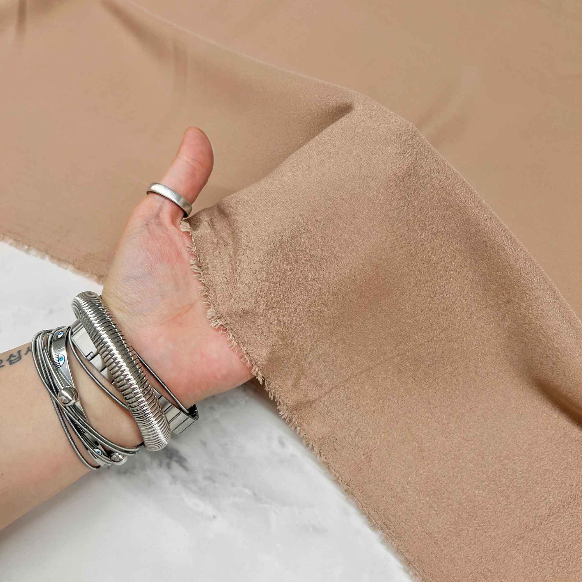 پارچه کرپ حریر ساده رنگ نسکافه ای 