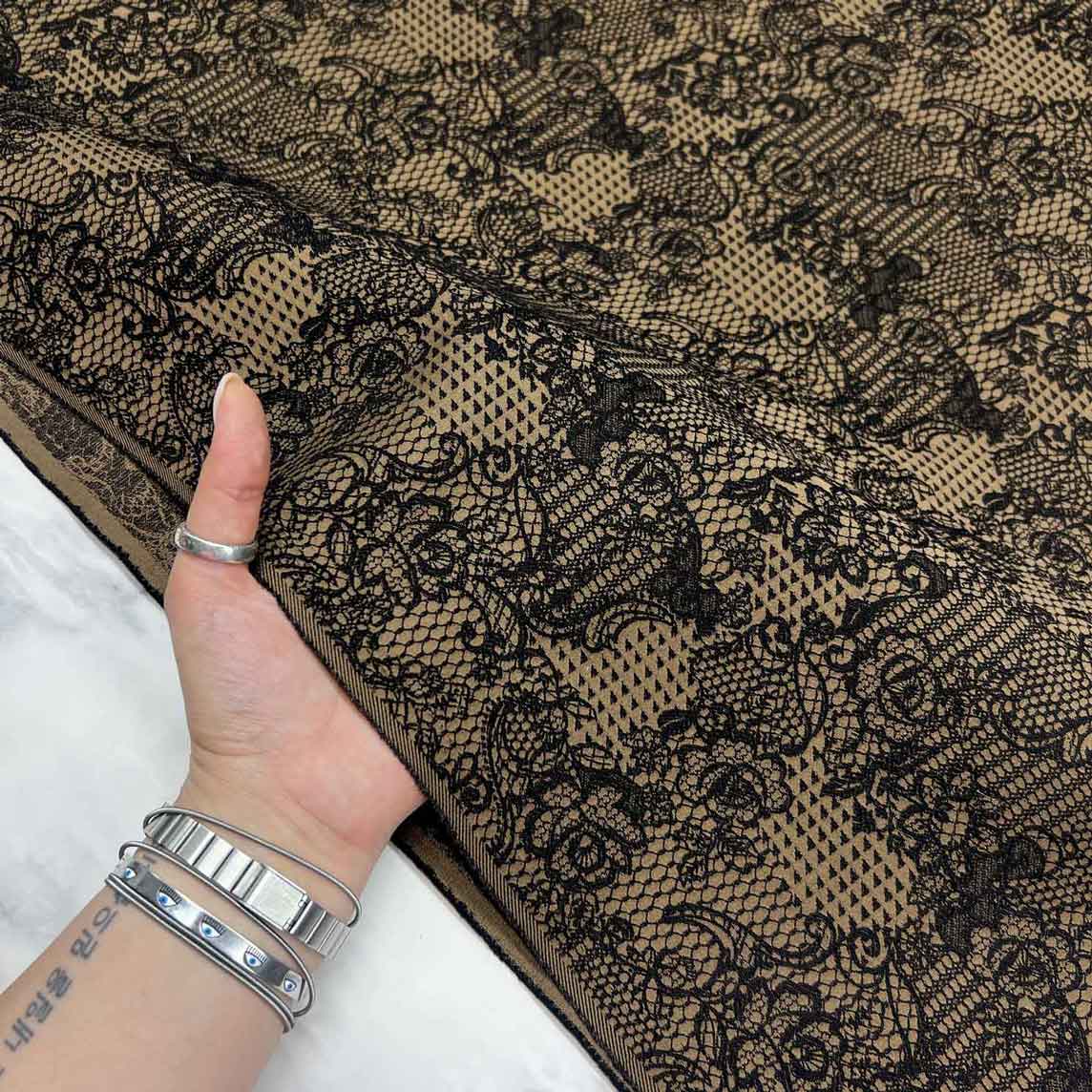 پارچه ژاکارد دانتل ترک 254 رنگ مشکی طلایی 