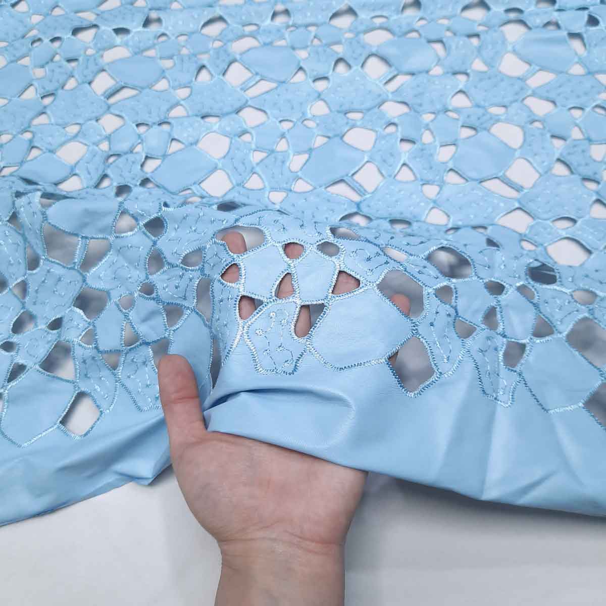 پارچه گیپور چرم رنگ آسمانی 