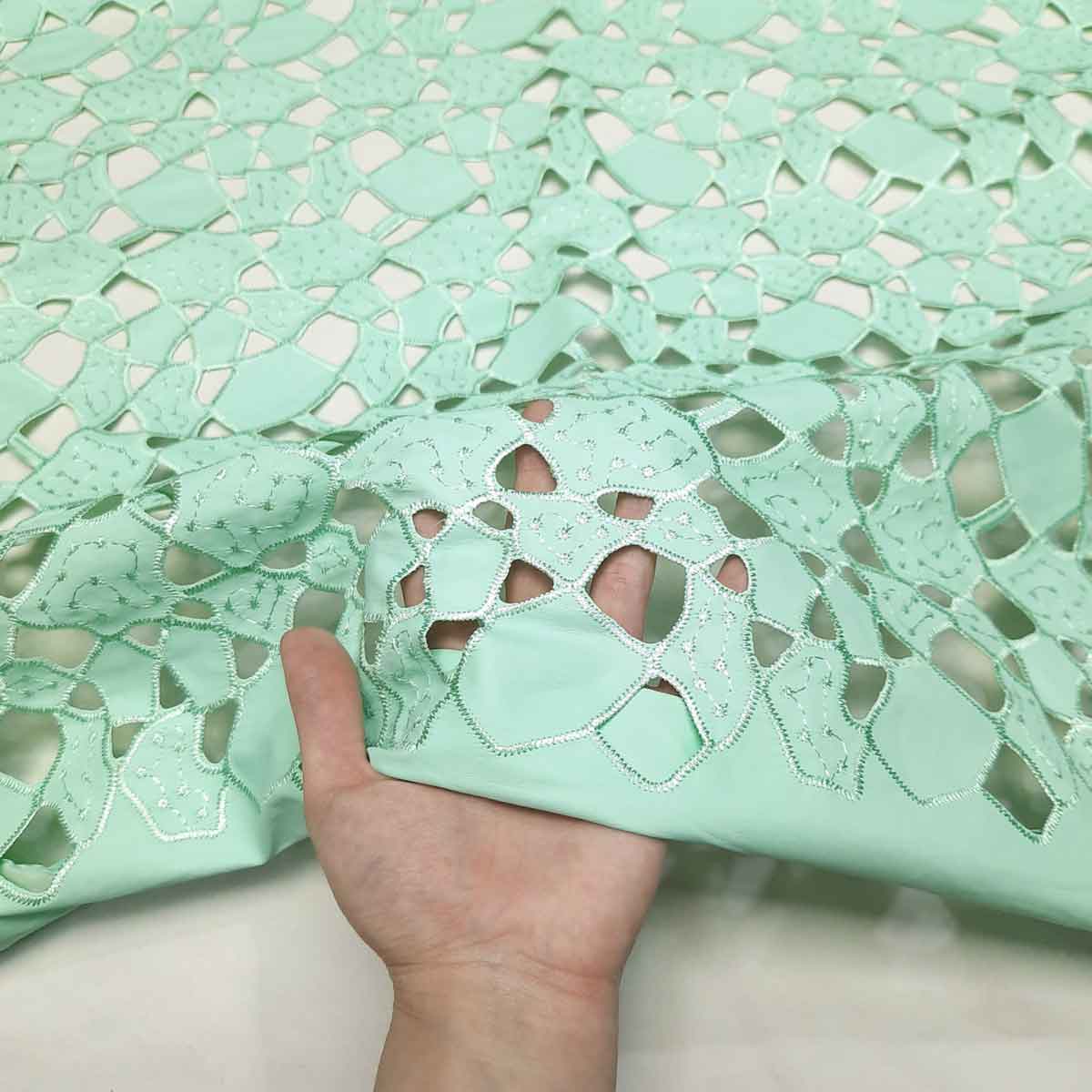پارچه گیپور چرم رنگ آدامسی 