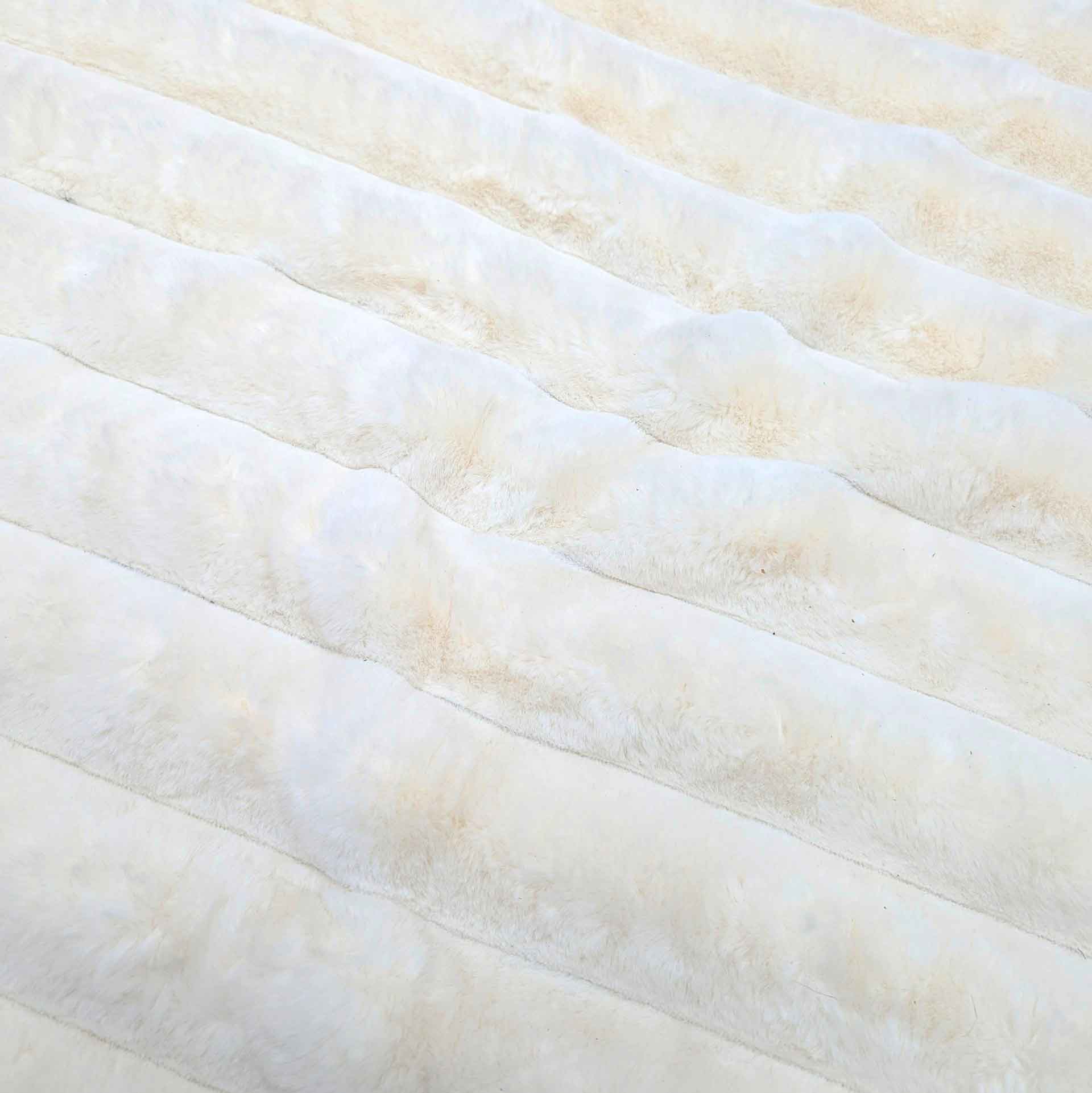 پارچه خز پله ای پرز کوتاه رنگ شیری 